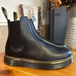 NWOT Dr. Martens Dorrian Casual Chelseas